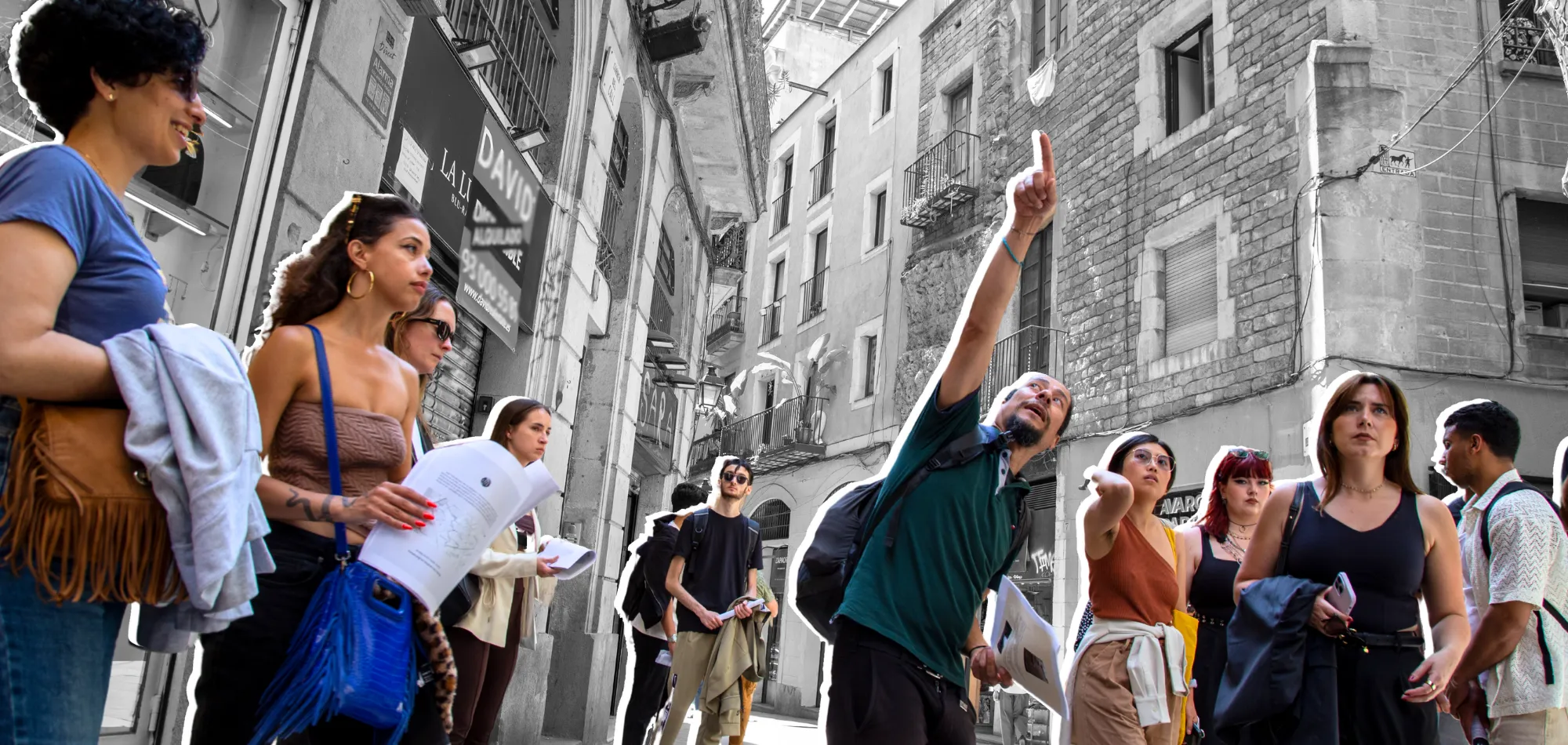 8-banner-actividades Grupo de estudiantes de BCNLIP UP participando en una ruta inmersiva sobre Miguel de Cervantes en las calles de Barcelona, guiados por un profesor que señala un punto de interés histórico.