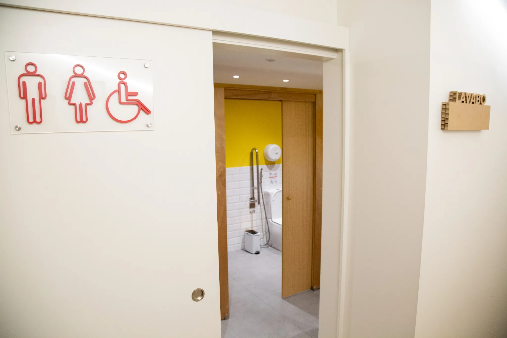 Baño accesible adaptado para personas con movilidad reducida en la escuela BCNLIP UP en Barcelona.