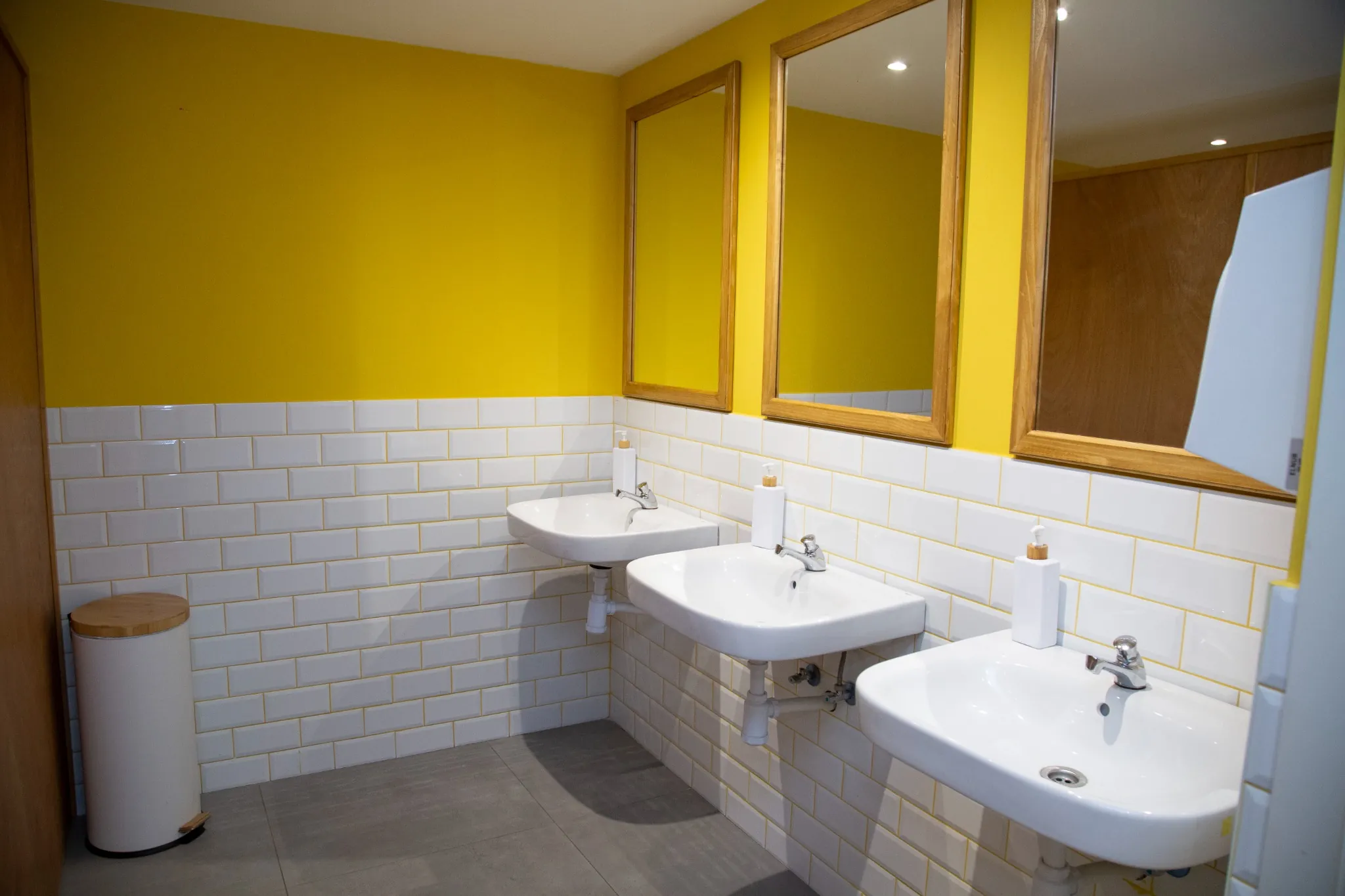 Baños de diseño moderno con lavabos, espejos y decoración cuidada en BCNLIP UP en Barcelona.