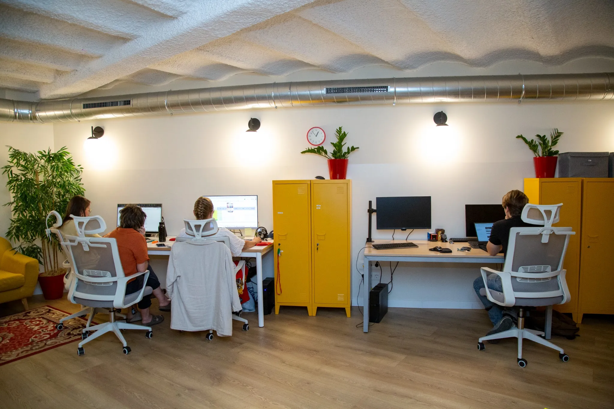 Oficina con personal administrativo trabajando en la escuela de idiomas BCNLIP UP en Barcelona.