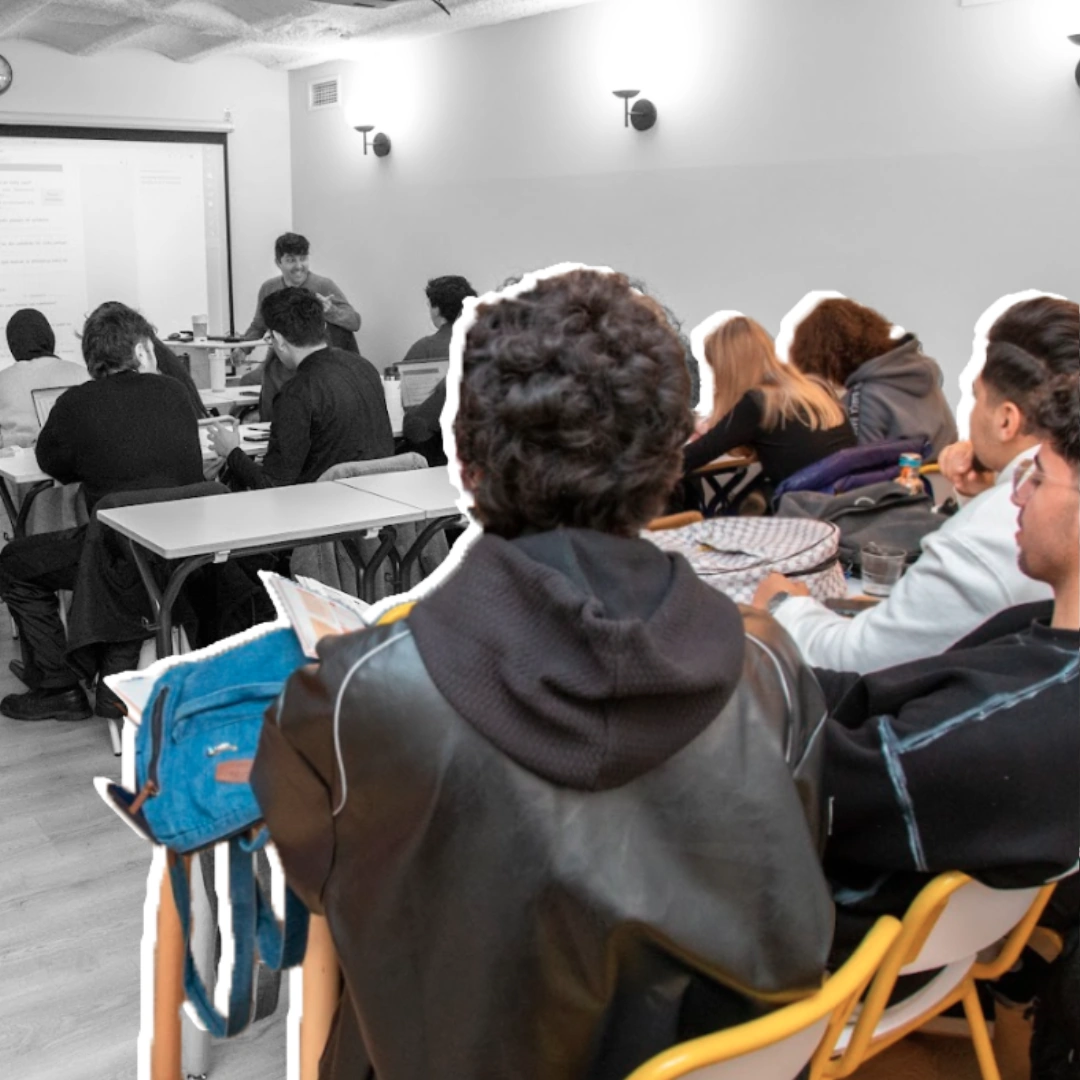 Grupo de estudiantes atendiendo a la explicación de un profesor en BCNLIP UP.