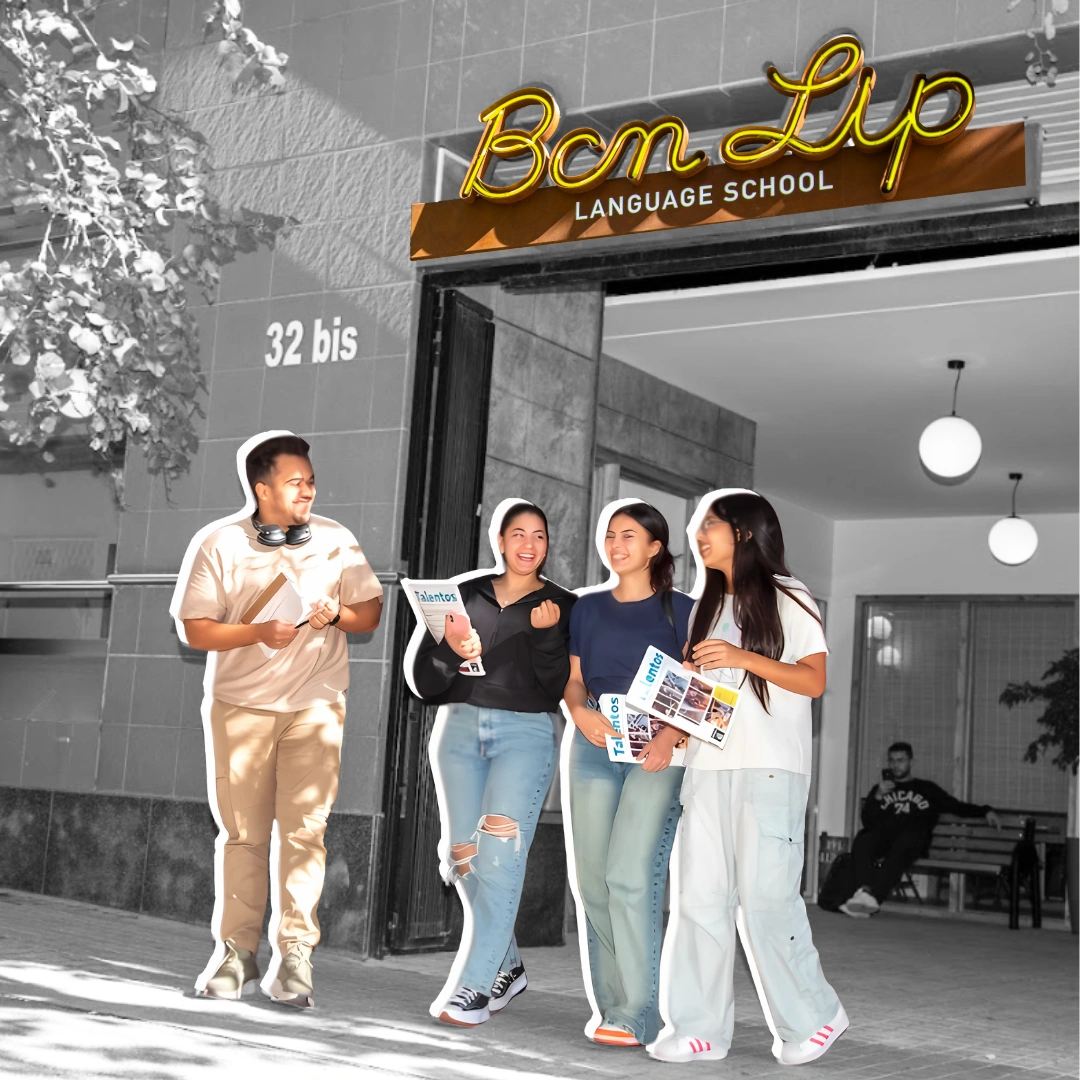 Estudiantes internacionales sonrientes en la entrada de BCNLIP UP en Barcelona.